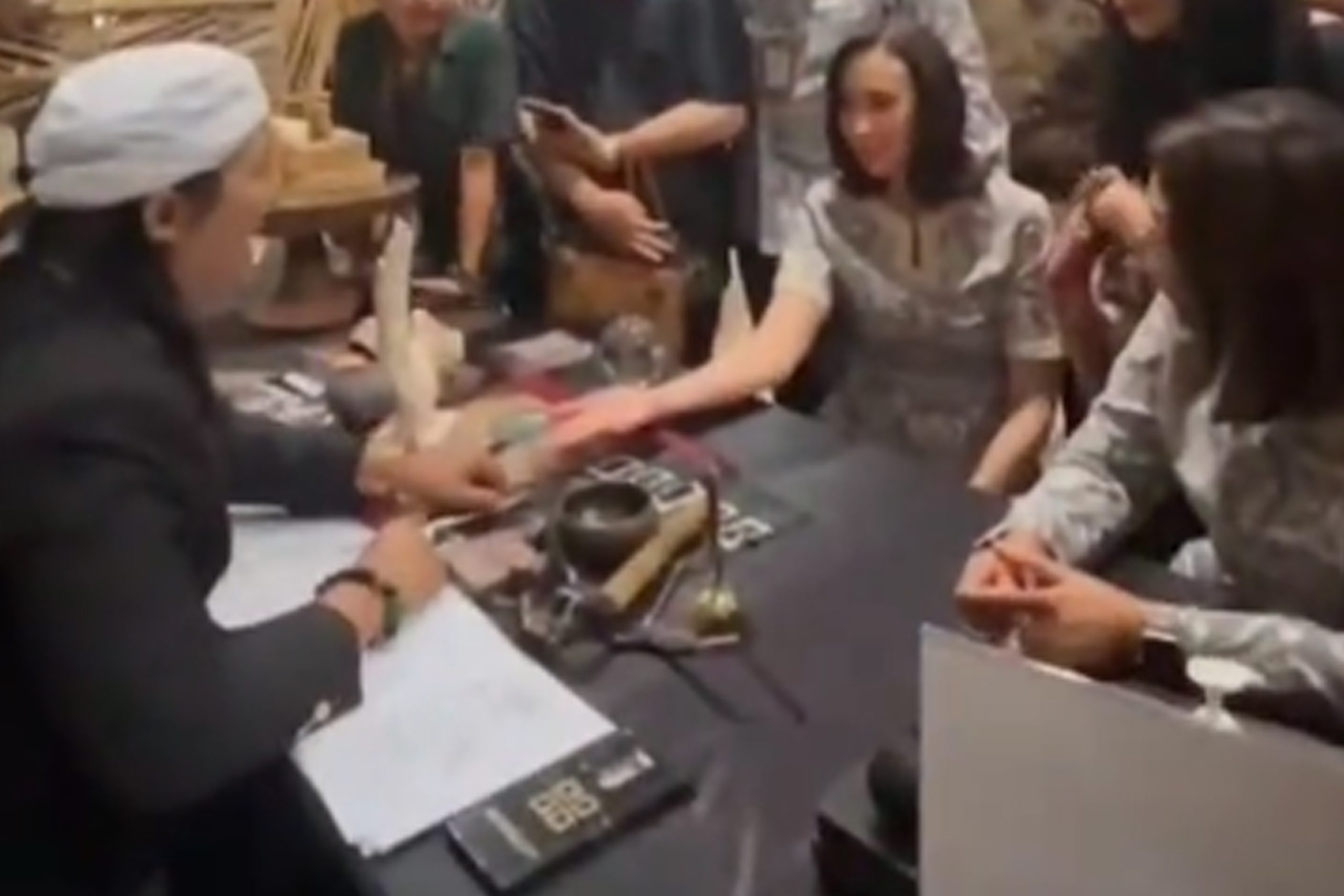 Heboh di BBTF 2026, Menteri Pariwisata Jajal Ramalan Wariga Bali Bareng Jro Master Bayu Gendeng