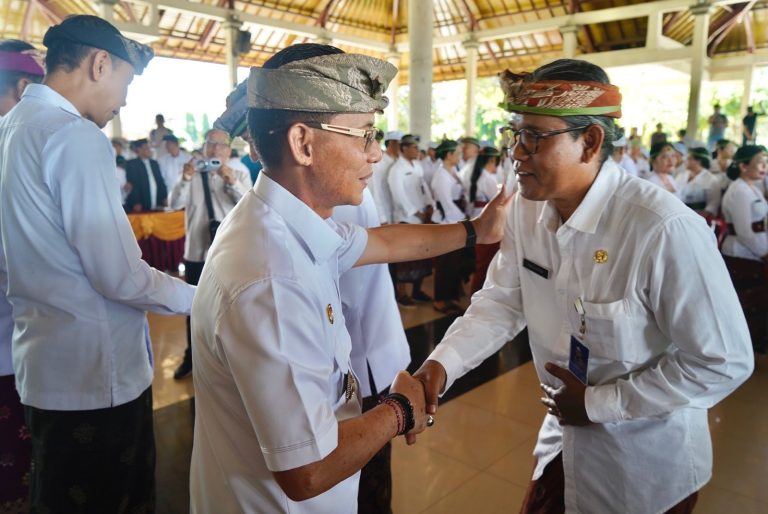 Lantik 132 Pejabat, Bupati Klungkung Instruksikan Birokrasi “Lari Cepat” dan Buang Ego Sektoral