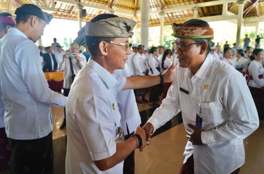  Lantik 132 Pejabat, Bupati Klungkung Instruksikan Birokrasi “Lari Cepat” dan Buang Ego Sektoral