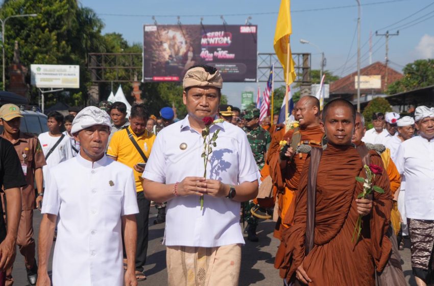  Getarkan Kedamaian Bali-Jawa: Bupati Kembang Lepas 58 Bhikkhu Thudong Menuju Borobudur