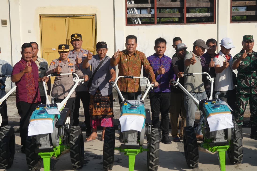 Bupati Kembang Serahkan Belasan Traktor: Jangan Cuma Kinclong di Foto, Harus Kerja di Sawah!