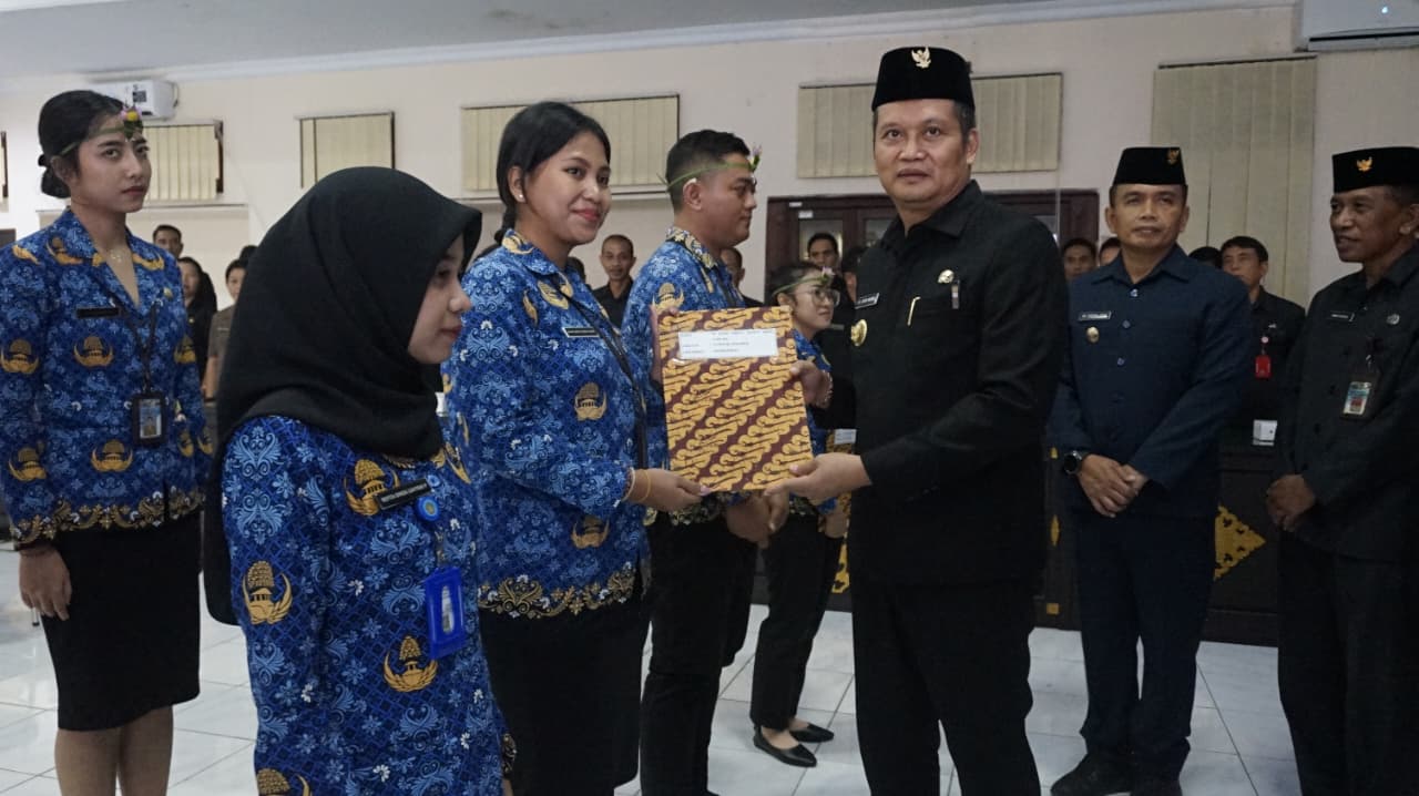 Lantik Pejabat & 15 PNS Baru, Bupati Kembang: Jangan Eksklusif, Aktiflah di Medsos dengan Bahasa Santun!
