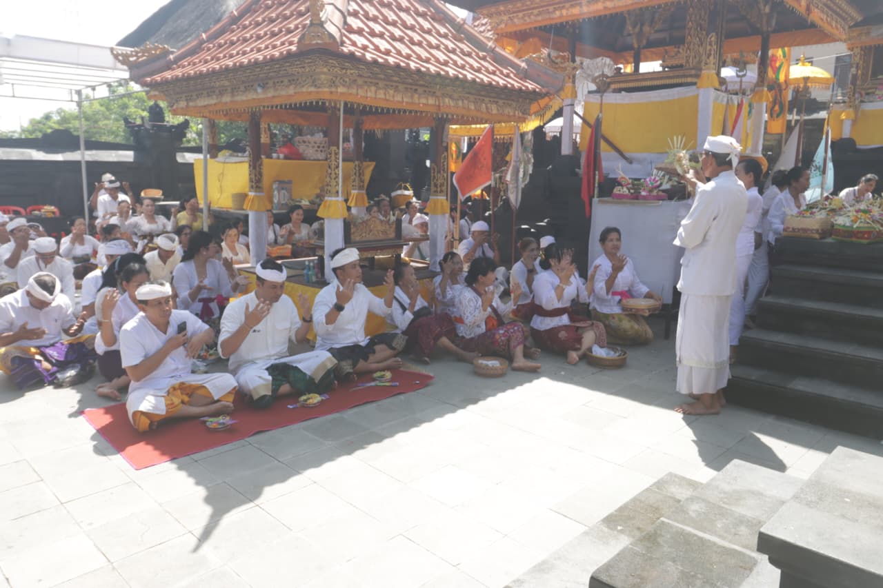 Jaga Harmoni Ekonomi Jembrana, Wabup Ipat Hadiri Pujawali Pura Melanting Pasar Umum Negara