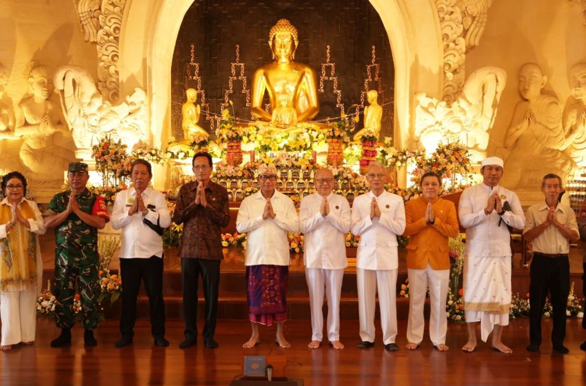  Dihadiri Sekda Eddy Mulya, 2.500 Umat Buddha Rayakan Trisuci Waisak di Vihara Buddha Sakyamuni