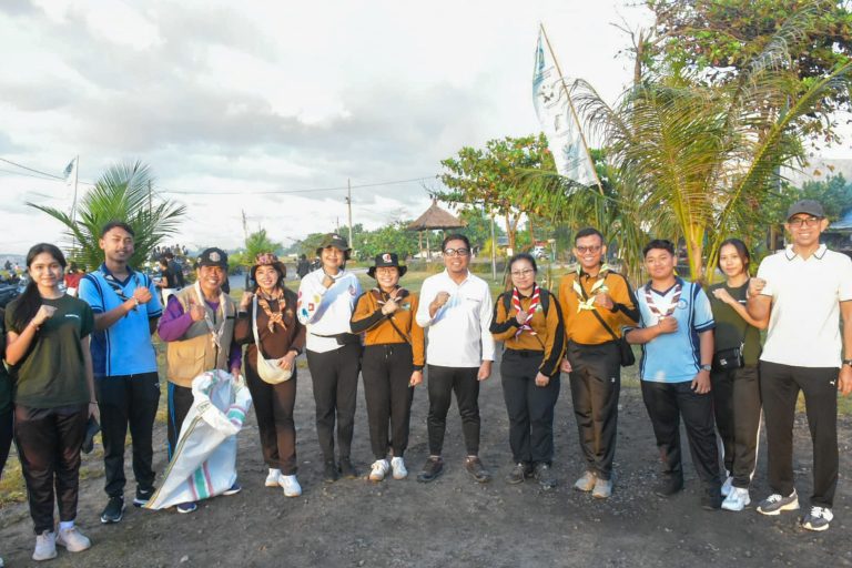 Dharma Kedua Pramuka Nyata, Kak Arya Wibawa Gerakkan Anggota Kwarcab Denpasar Hijaukan Pantai Padanggalak