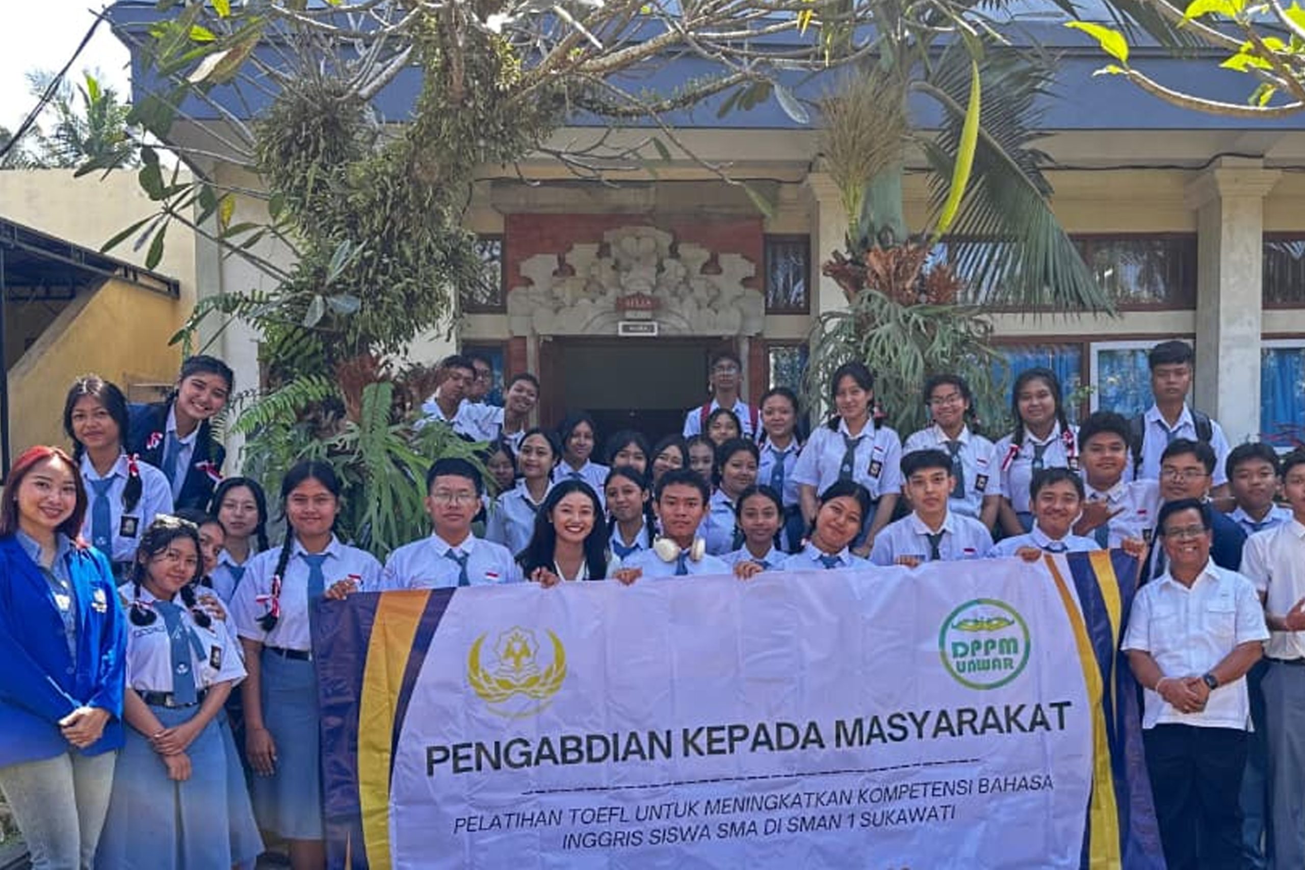 Siapkan Generasi Berdaya Saing Global, Universitas Warmadewa Gelar Pelatihan TOEFL di SMAN 1 Sukawati