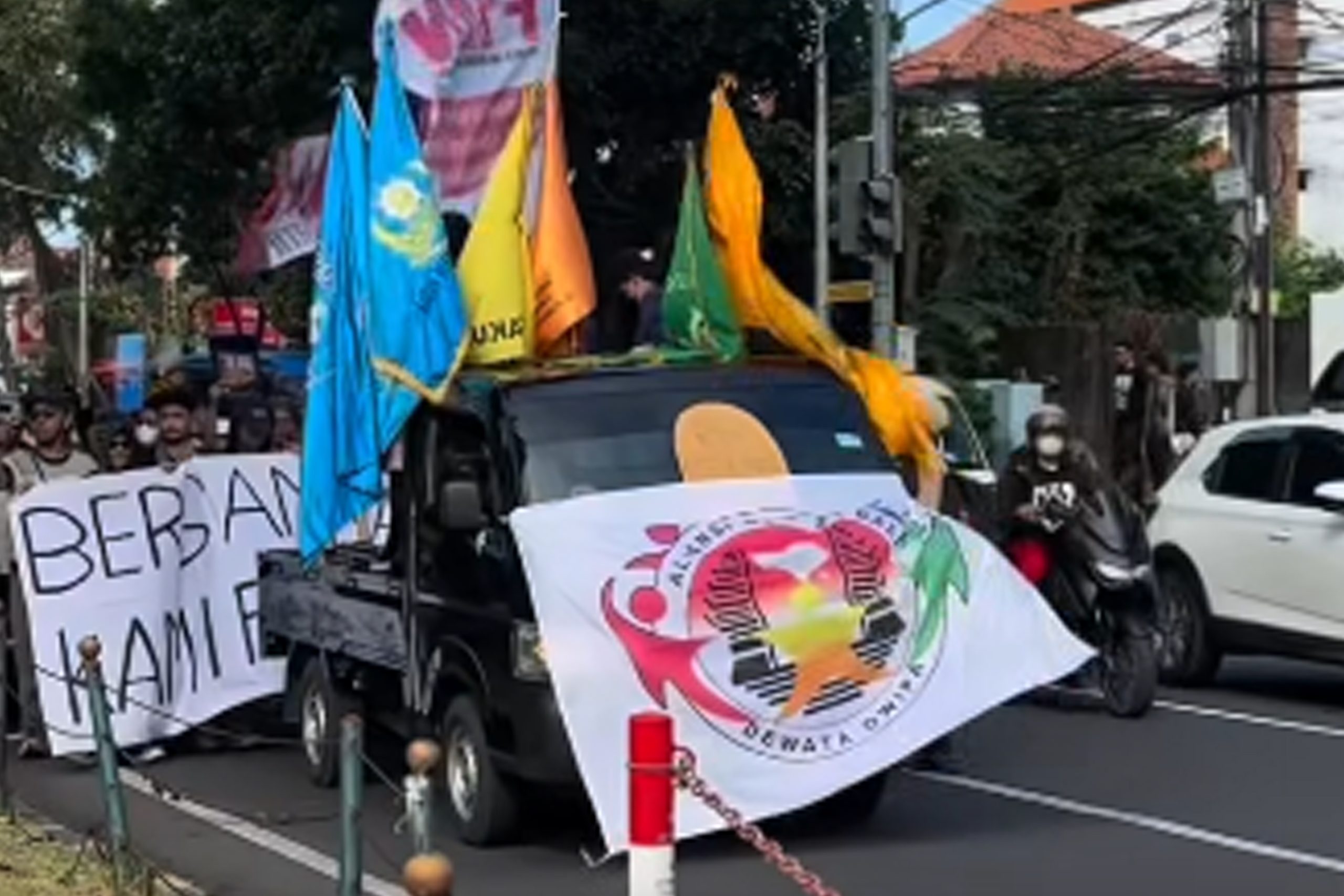 Suarakan Kegagalan ‘Good Governance’, Aliansi BEM se-Bali Gelar Aksi Demonstrasi di DPRD Bali
