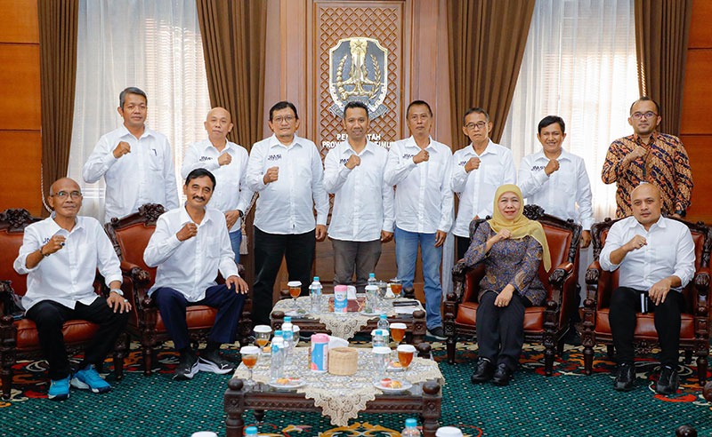 Dukung Media Sehat, Gubernur Khofifah Raih JMSI Award dan Ajak Perangi Jurnalisme Amatir