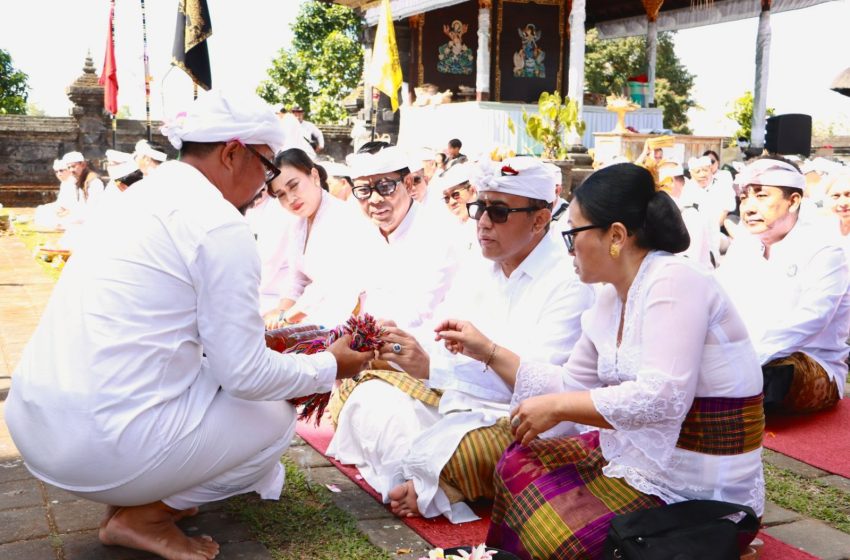  Purnama Kasa: Jaya Negara Bersama Jajaran Pemkot Denpasar Ngaturang Bhakti Pujawali di Pura Pengubengan Besakih
