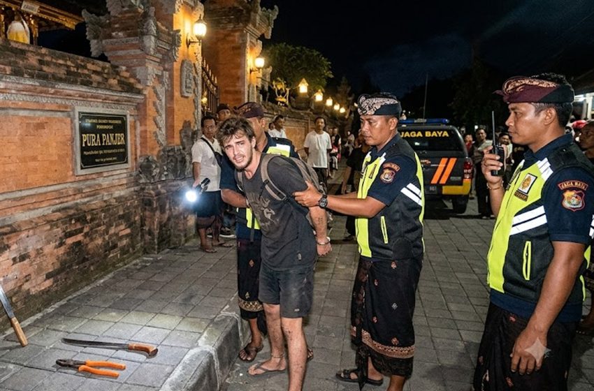  Lompati Tembok Pura Panjer Sambil Bawa Golok dan Tang, Pemuda 20 Tahun Ditangkap Jaga Baya