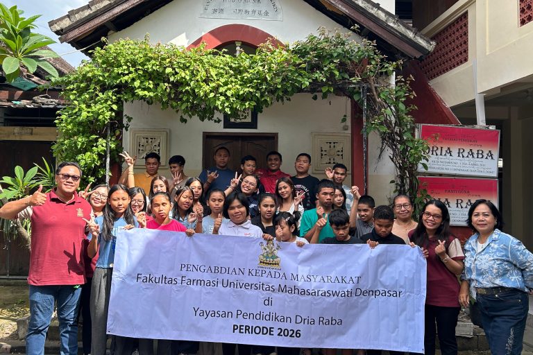 Gunakan Media Taktil, Farmasi UNMAS Denpasar Edukasi Tata Laksana Luka untuk Penyandang Disabilitas Netra