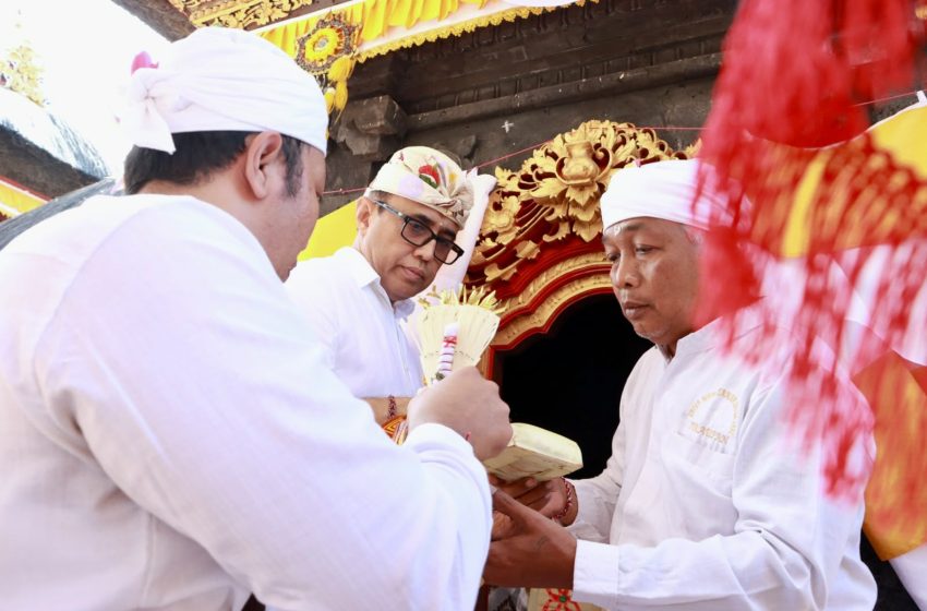  Hadiri Karya Ngenteg Linggih Pura Gunung Sari Peraupan, Walikota Jaya Negara Tekankan Pentingnya Satwika Karya