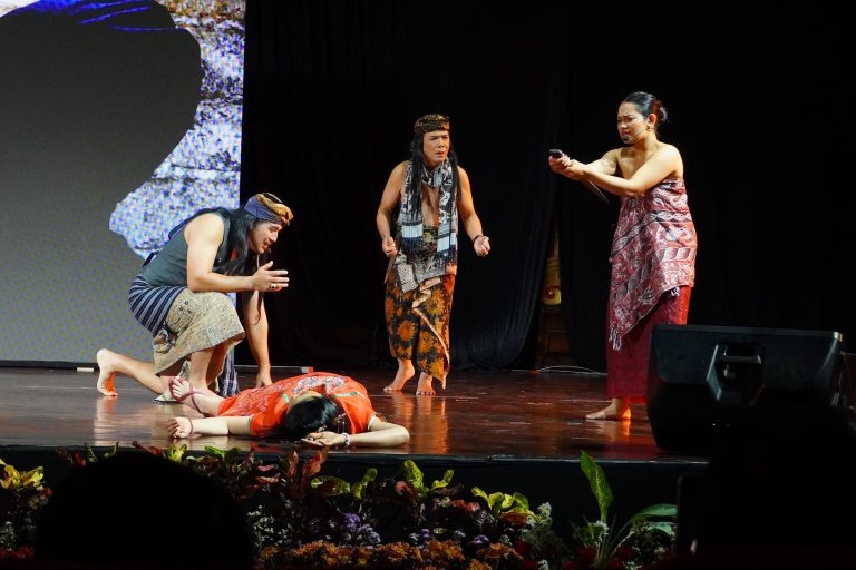 Teater Agustus Pentaskan Drama ‘Prasasti’ di FSBJ VIII, Refleksi Kritis Sejarah dan Kegelisahan Modern