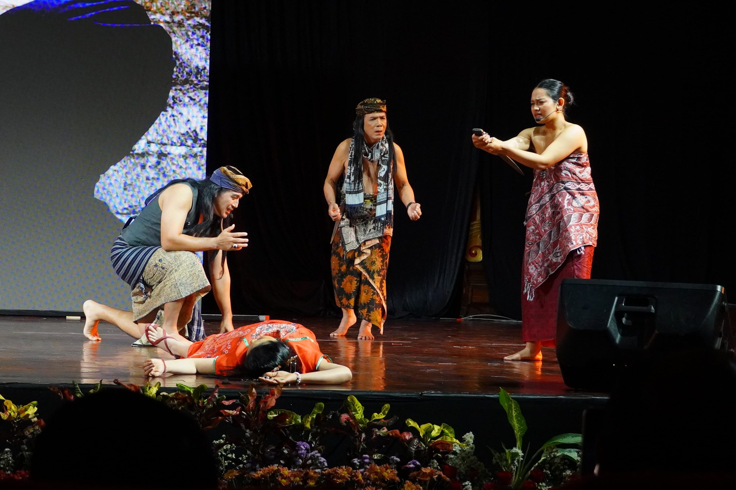 Teater Agustus Pentaskan Drama ‘Prasasti’ di FSBJ VIII, Refleksi Kritis Sejarah dan Kegelisahan Modern