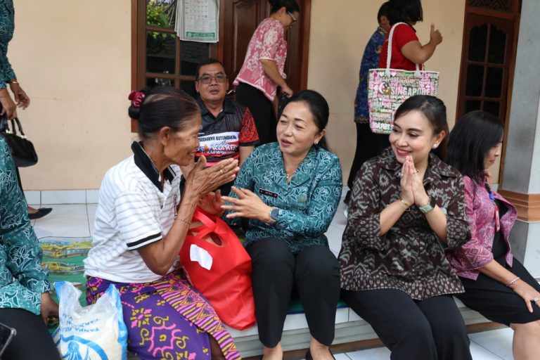 Gencarkan Aksi Menyapa dan Berbagi, TP PKK Denpasar Pasok Gizi Nutrisi untuk Ratusan Warga Rentan