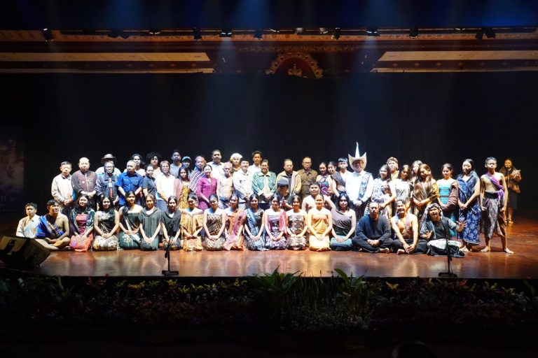 FSBJ VIII: Wayan Koster dan Ny. Putri Koster Saksikan Teater Kisah Pengasingan Sukarno di Ende
