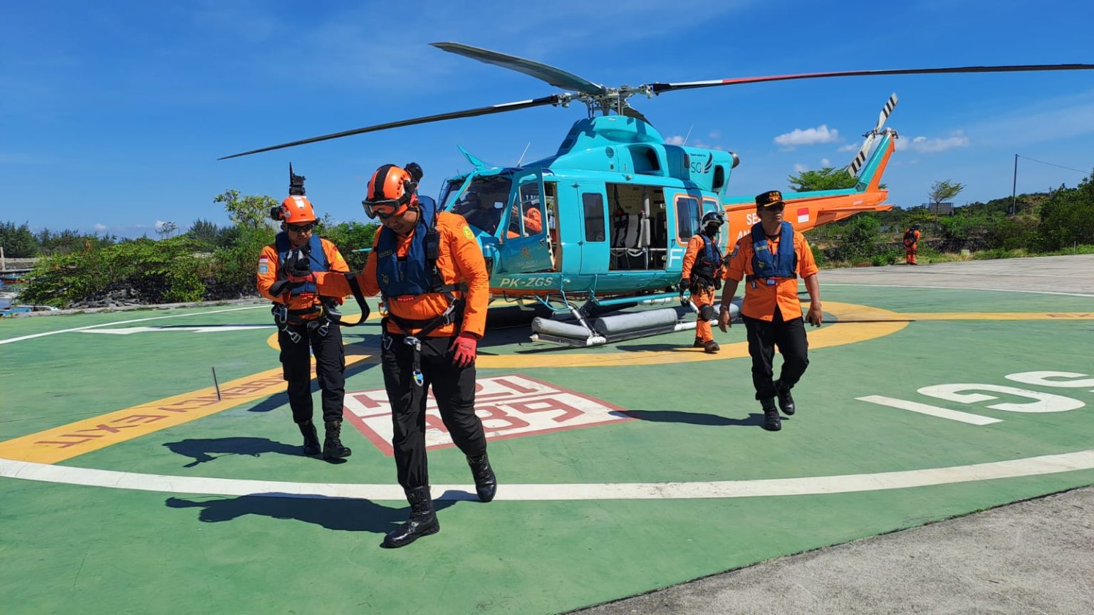 Misi Kemanusiaan Tanpa Batas: Helikopter SGi Air Bali Diterjunkan Cari 2 Wisatawan Jember di Pantai Green Bowl