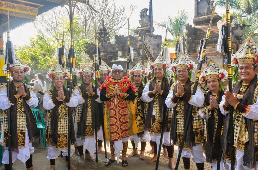 Walikota Jaya Negara Nyanggingin Topeng Keras, Pemkot Denpasar Gelar Bhakti Penganyar di Pura Semeru Agung Lumajang