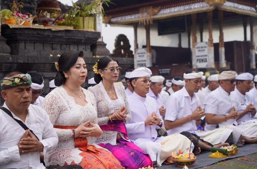  Jaga Keseimbangan Bali, Bupati Satria dan Wabup Klungkung Muspayang Puncak Aci Pengenteg Jagat di Pura Gelap Besakih