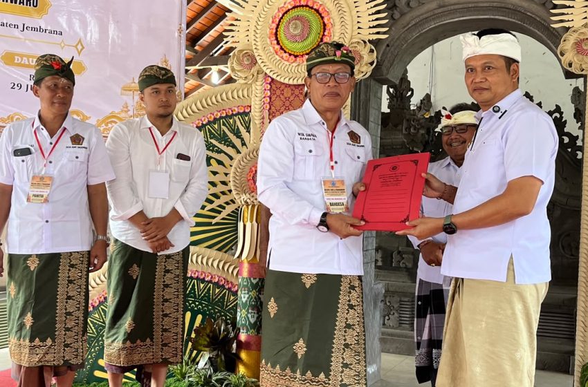 Hadir di Pengukuhan Bendesa Dauhwaru, Bupati Kembang Minta Desa Adat Bergerak Atasi Sampah