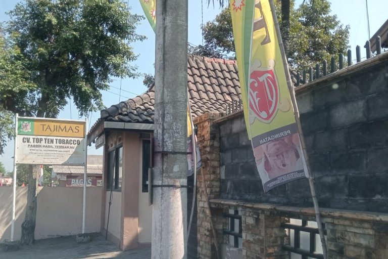 Jalan Rusak dan Macet Parah Disekitar Pasar Dermo Dikeluhkan Warga, Manajemen Pabrik Rokok Tajimas Membisu