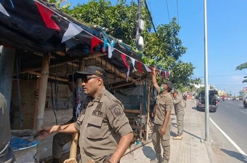  Serobot Trotoar Teuku Umar Barat, Satpol PP Badung Ratakan Tiga Bangunan Liar Pasca-Sidak Bupati