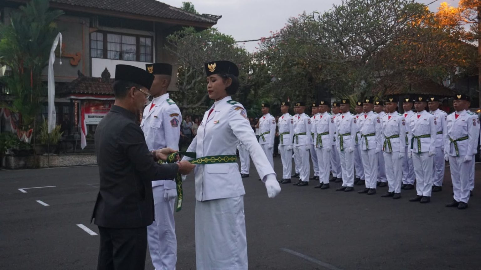Bupati Satria Kukuhkan 70 Anggota Paskibraka Klungkung 2026 Siap Bertugas
