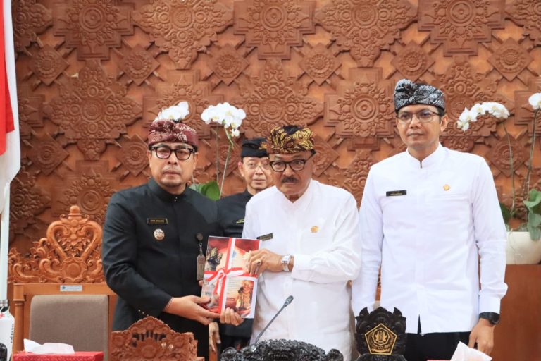 Pendapatan Naik Rp162 Miliar, Pemkot Denpasar Serahkan KUA-PPAS 2026 dan Raperda Event Strategis ke DPRD