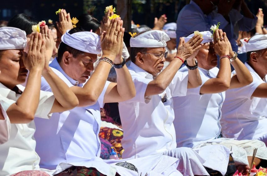  HUT ke-68 Provinsi Bali, Gubernur Koster Pimpin Upacara Ngaturang Pekeling di Pura Agung Besakih