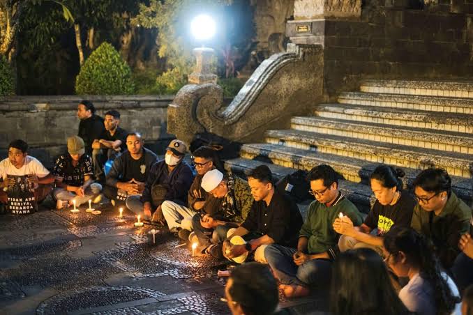 Solideritas Lintas Media, Puluhan Jurnalis di Bali Panjatkan Doa Bagi Jurnalis yang Hilang Kontak di Selat Sunda
