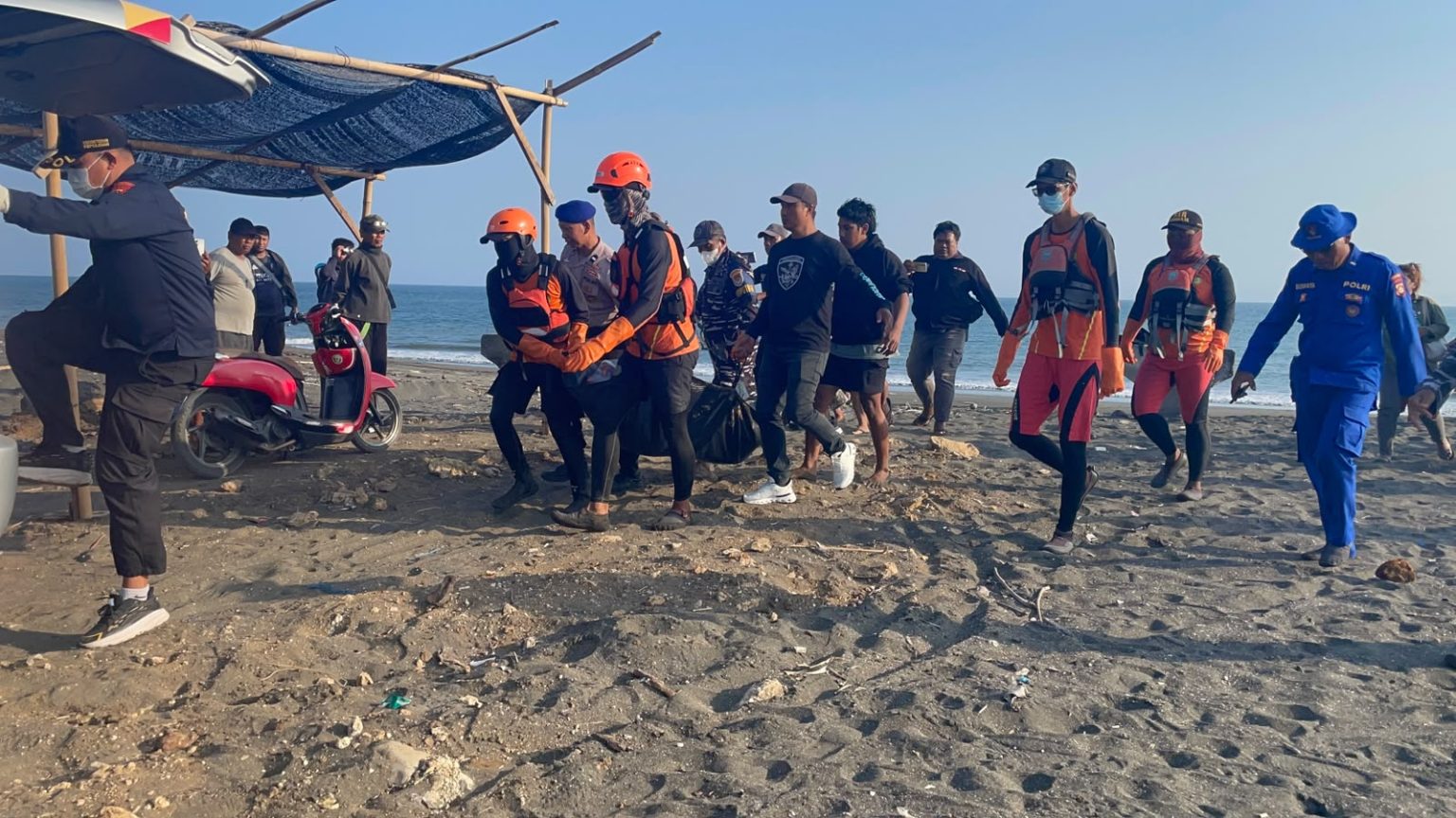 Hilang Empat Hari Usai Sampan Pecah, Nelayan Asal Jembrana Ditemukan Meninggal Dunia di Muara Pantai Banyuwangi