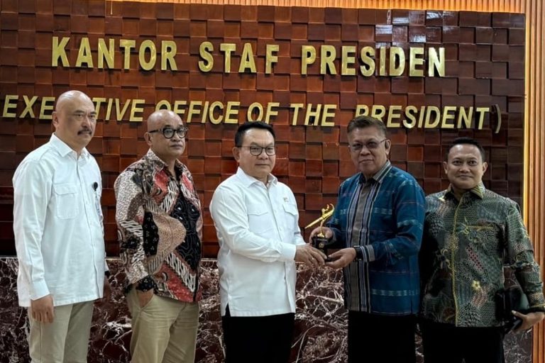 Kepala KSP Dudung Abdurahman Terima Anugerah Pena Emas dari Forum Pimred Multimedia Indonesia