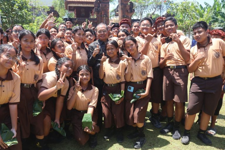 Tepati Janji, Gubernur Koster Traktir Siswa SMPN 13 Denpasar Nasi Jinggo dan Pesan Jadi Pemimpin Masa Depan