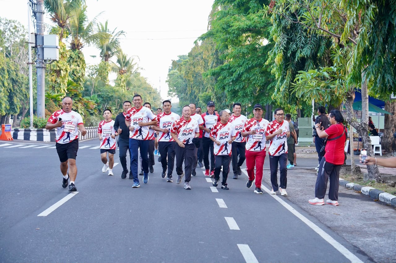Semarak HUT ke-81 TNI, Pangdam IX/Udayana Perkuat Kemanunggalan Lewat Fun Run dan Baksos Kesehatan