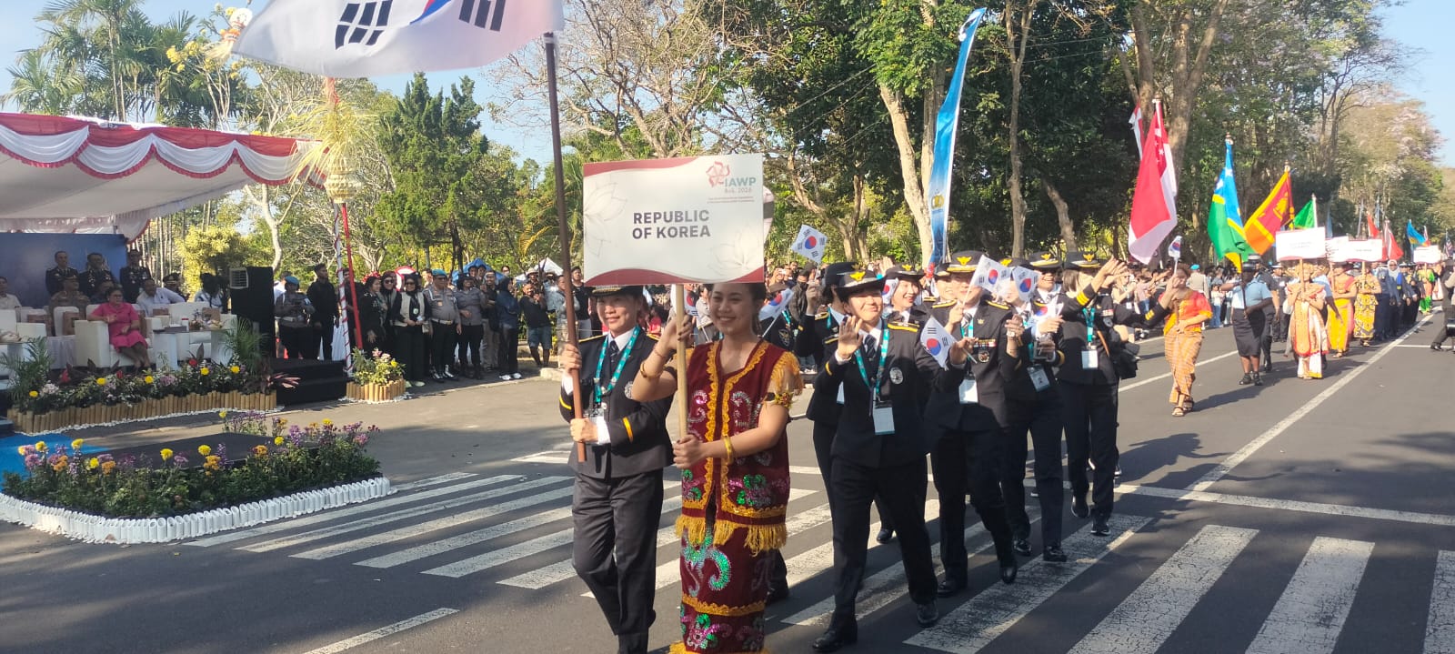 Memukau, Parade 450 Polwan dari 43 Negara Guncang Monumen Bajra Sandhi Renon