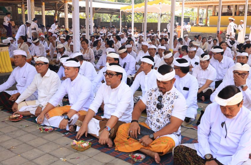  Tingkatkan Nilai Spiritual, Pemkot Denpasar Laksanakan Bhakti Penganyar di Pura Agung Penataran Rinjani Lombok