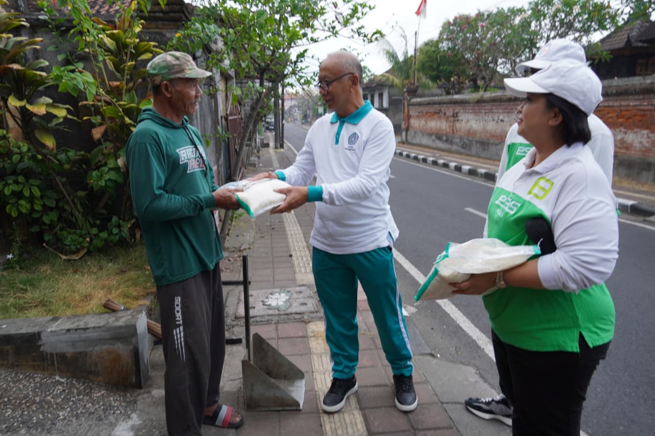 Jaga Kebersihan Lingkungan, Warga Denpasar Dapat Apresiasi Beras 5 Kg dari TP PKK Provinsi Bali
