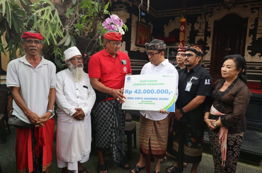  Wujud Kepedulian Pemkot Denpasar, Wali Kota Jaya Negara Serahkan Santunan Kematian Rp42 Juta untuk Ahli Waris Sulinggih