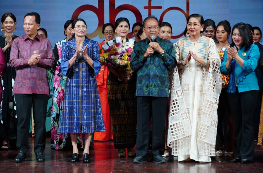  Dekranasda Bali Fashion Day “Wastra Hitakara”: ASN Peduli Endek, Gerakkan IKM Lokal Bangkit